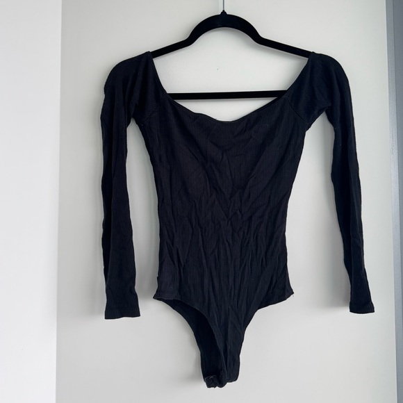 Black off the shoulder bodysuit - fashionnova - Picture 2 of 2